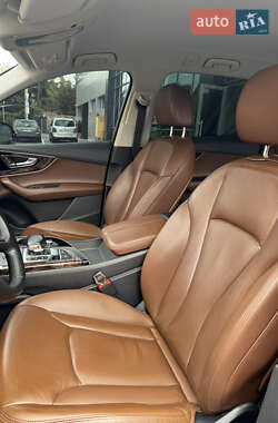 Внедорожник / Кроссовер Audi Q7 2015 в 