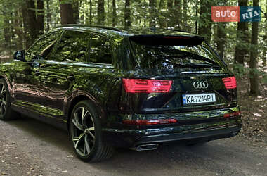Внедорожник / Кроссовер Audi Q7 2017 в 