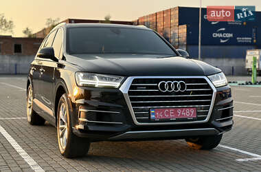 Внедорожник / Кроссовер Audi Q7 2017 в 