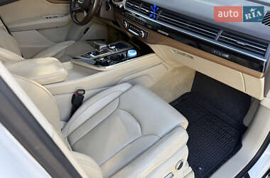 Внедорожник / Кроссовер Audi Q7 2016 в 