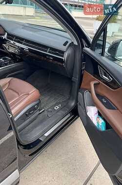 Внедорожник / Кроссовер Audi Q7 2017 в 