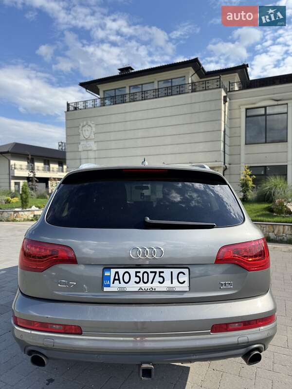 Внедорожник / Кроссовер Audi Q7 2015 в Хусте