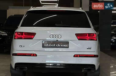 Внедорожник / Кроссовер Audi Q7 2017 в 
