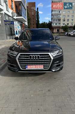 Позашляховик / Кросовер Audi Q7 2017 в Вараші
