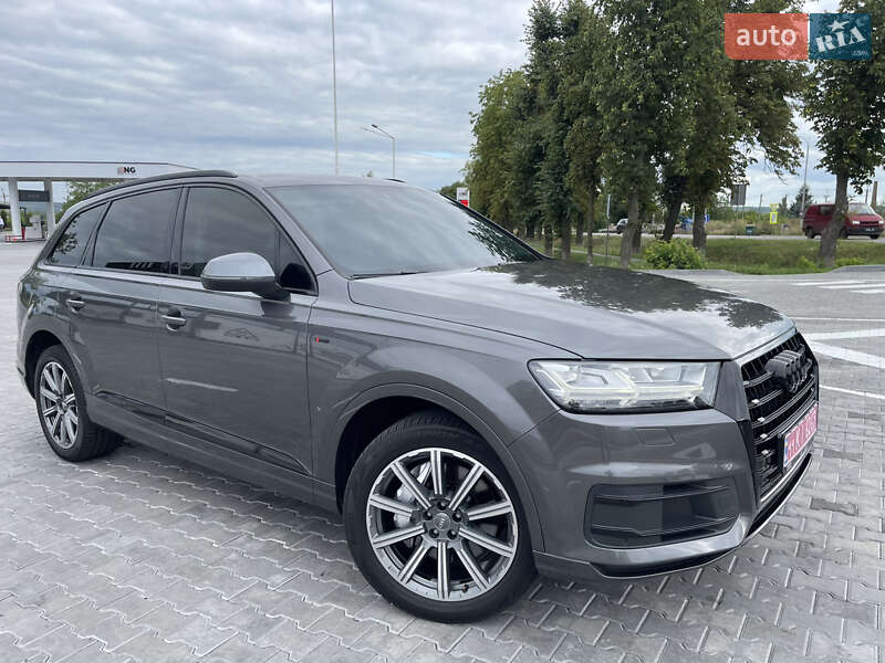 Внедорожник / Кроссовер Audi Q7 2018 в 