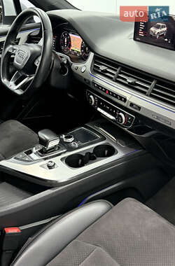 Внедорожник / Кроссовер Audi Q7 2016 в 