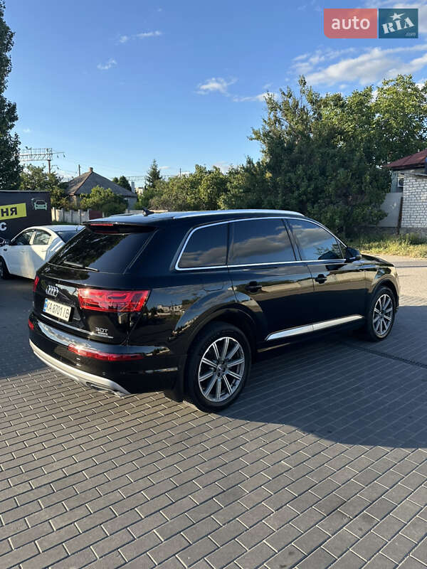 Внедорожник / Кроссовер Audi Q7 2017 в 