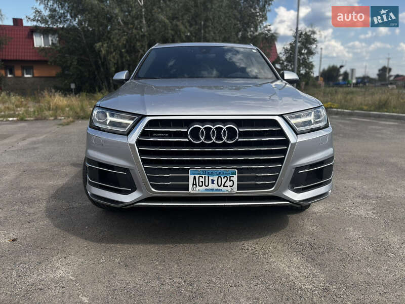 Внедорожник / Кроссовер Audi Q7 2017 в Нетешине