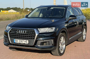 Внедорожник / Кроссовер Audi Q7 2016 в 