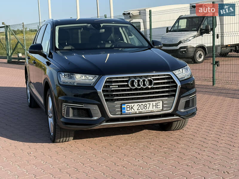 Позашляховик / Кросовер Audi Q7 2016 в Рівному