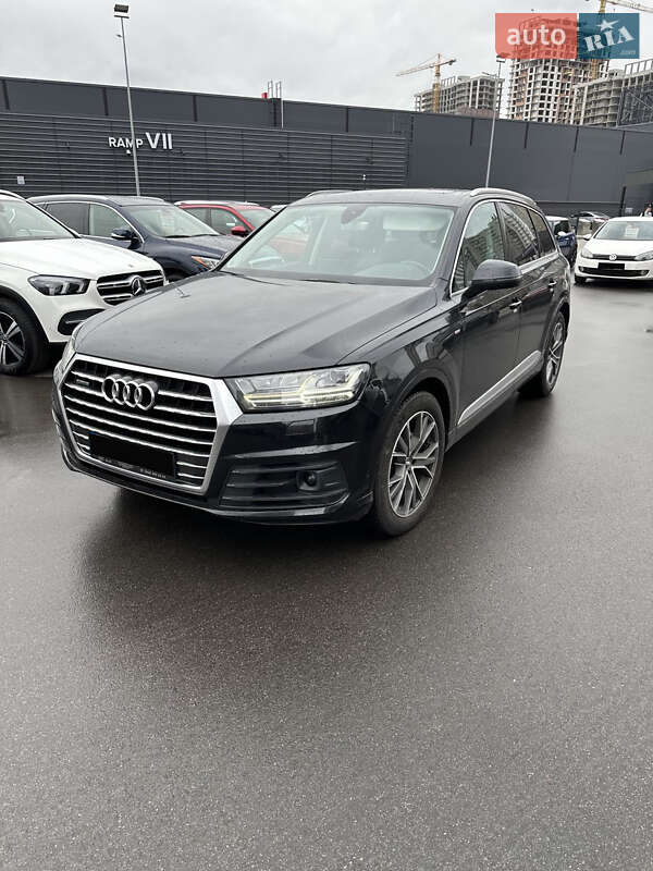 Внедорожник / Кроссовер Audi Q7 2016 в 