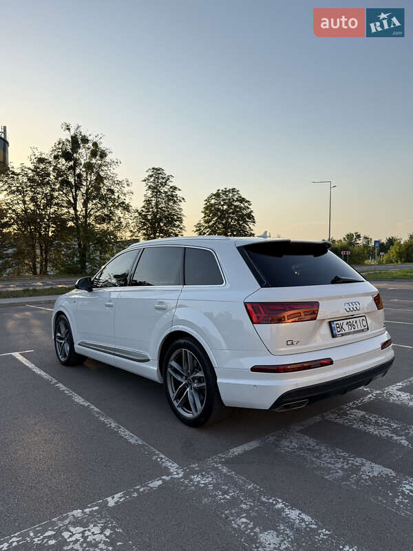 Позашляховик / Кросовер Audi Q7 2016 в Рівному