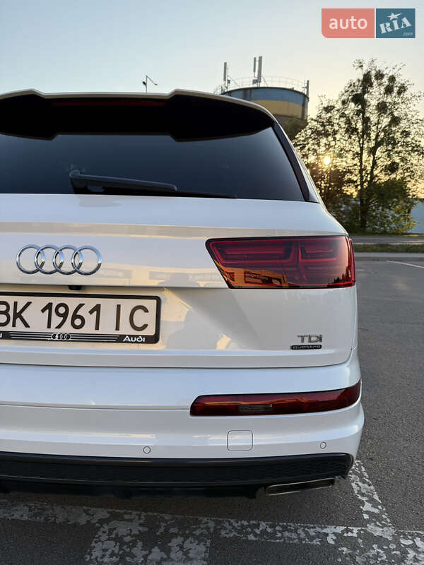 Позашляховик / Кросовер Audi Q7 2016 в Рівному