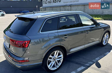 Внедорожник / Кроссовер Audi Q7 2016 в 