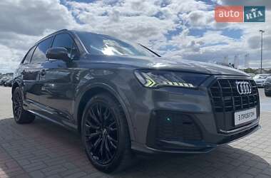 Позашляховик / Кросовер Audi Q7 2021 в 