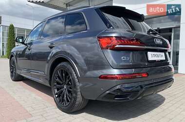 Позашляховик / Кросовер Audi Q7 2021 в 