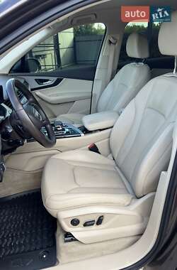 Позашляховик / Кросовер Audi Q7 2015 в 