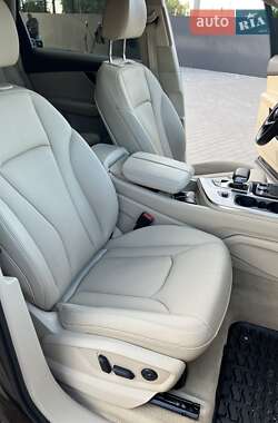 Позашляховик / Кросовер Audi Q7 2015 в 
