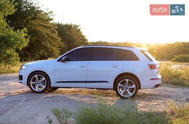 Внедорожник / Кроссовер Audi Q7 2017 в 