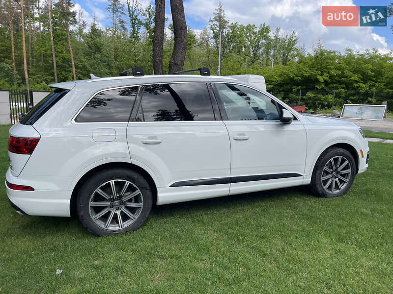 Внедорожник / Кроссовер Audi Q7 2017 в Гореничах
