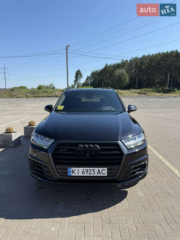 Внедорожник / Кроссовер Audi Q7 2016 в 