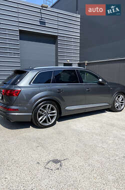 Внедорожник / Кроссовер Audi Q7 2015 в 