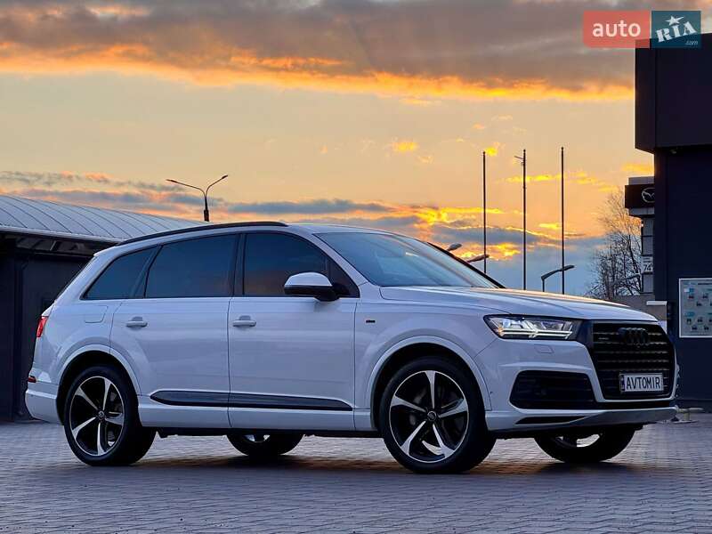Внедорожник / Кроссовер Audi Q7 2018 в 