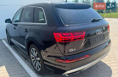 Внедорожник / Кроссовер Audi Q7 2016 в 