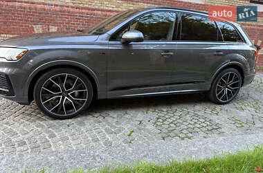 Позашляховик / Кросовер Audi Q7 2020 в 