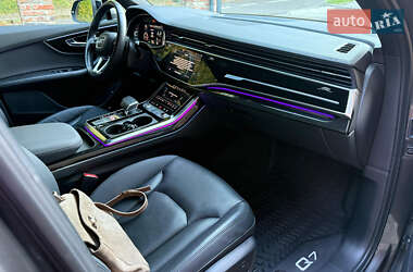 Позашляховик / Кросовер Audi Q7 2020 в 