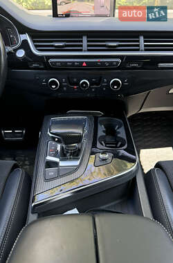 Внедорожник / Кроссовер Audi Q7 2017 в 