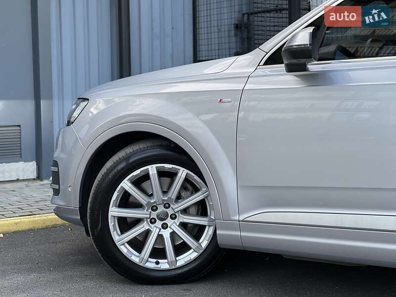 Позашляховик / Кросовер Audi Q7 2015 в Ужгороді