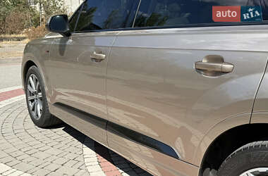 Внедорожник / Кроссовер Audi Q7 2018 в 