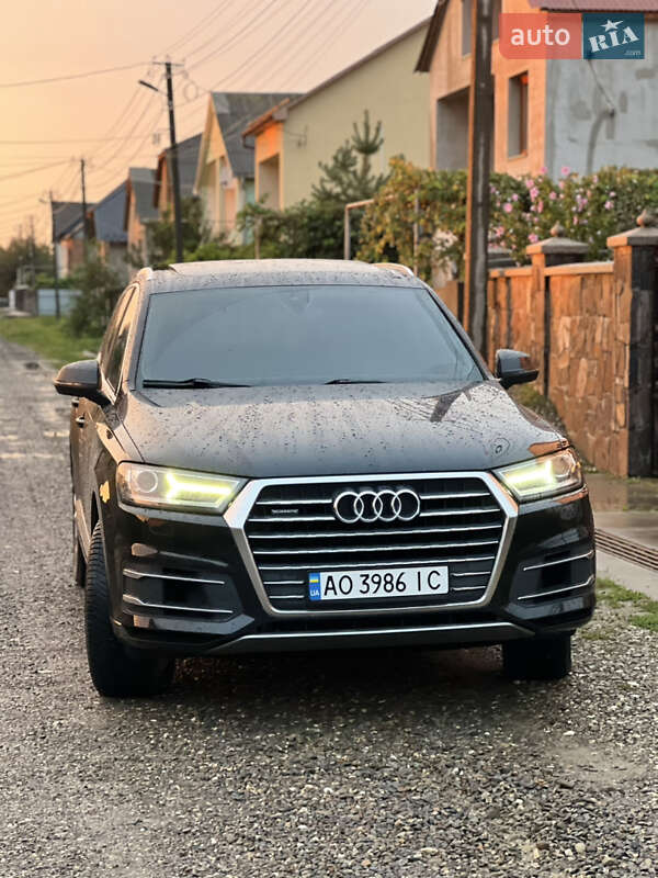 Позашляховик / Кросовер Audi Q7 2016 в Виноградові
