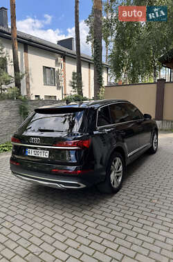 Позашляховик / Кросовер Audi Q7 2020 в 