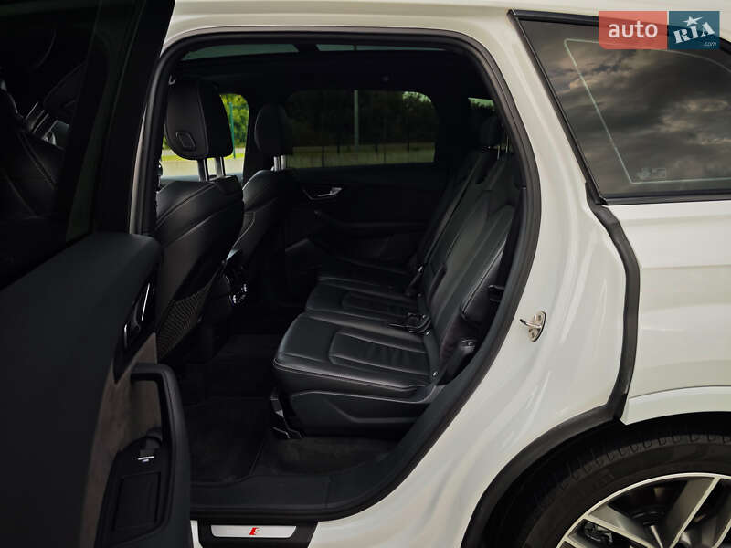 Позашляховик / Кросовер Audi Q7 2016 в Дубні