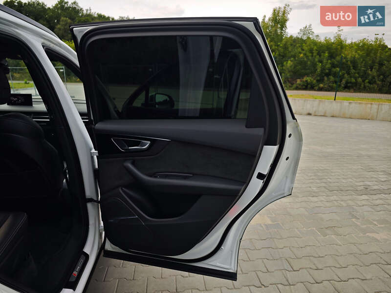 Позашляховик / Кросовер Audi Q7 2016 в Дубні