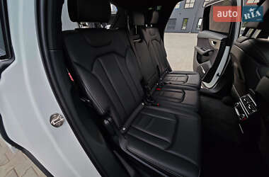 Внедорожник / Кроссовер Audi Q7 2016 в 