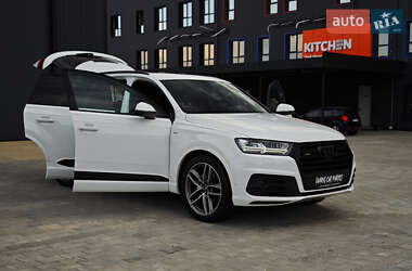 Внедорожник / Кроссовер Audi Q7 2016 в 