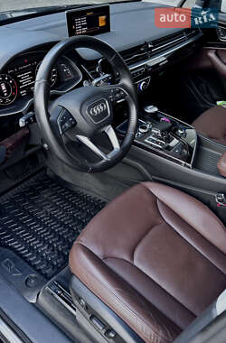 Внедорожник / Кроссовер Audi Q7 2016 в 