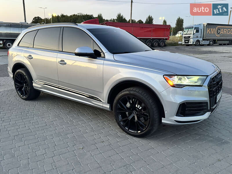 Позашляховик / Кросовер Audi Q7 2021 в 