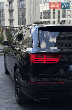 Внедорожник / Кроссовер Audi Q7 2016 в 