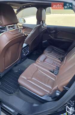 Позашляховик / Кросовер Audi Q7 2015 в 