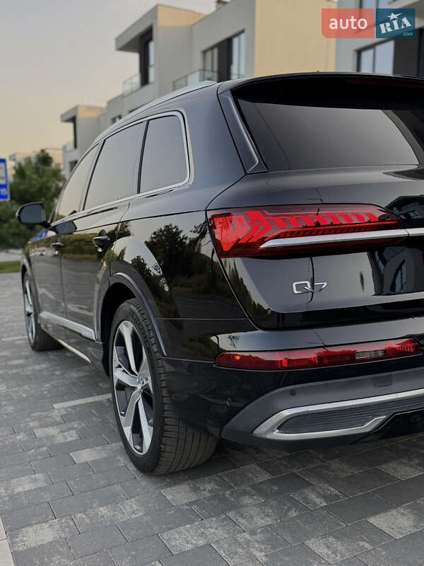 Позашляховик / Кросовер Audi Q7 2020 в Ужгороді