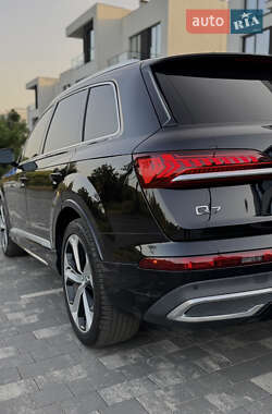 Позашляховик / Кросовер Audi Q7 2020 в 
