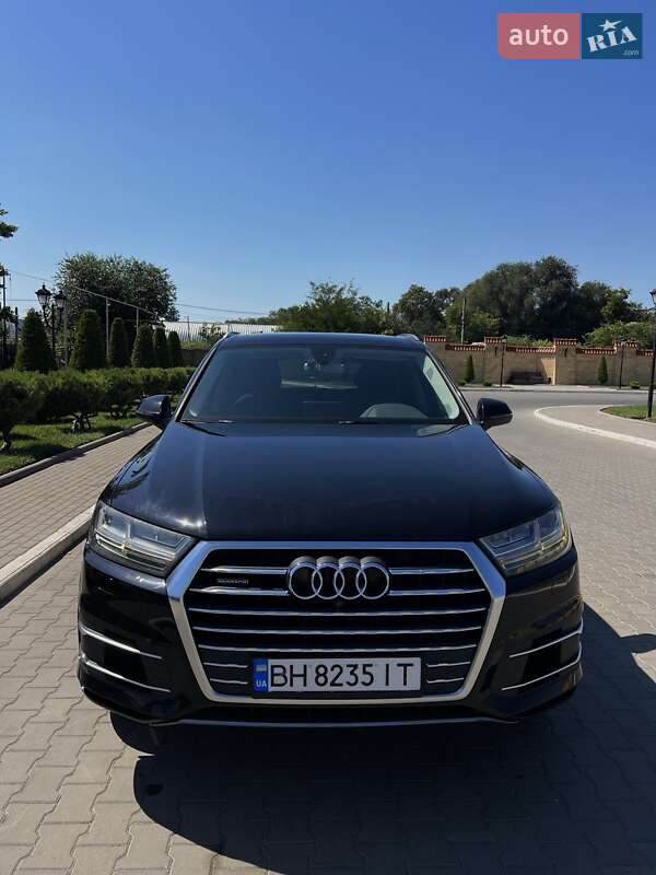 Внедорожник / Кроссовер Audi Q7 2015 в 