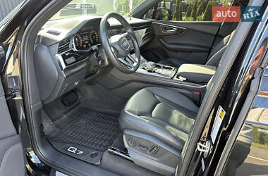 Позашляховик / Кросовер Audi Q7 2021 в 