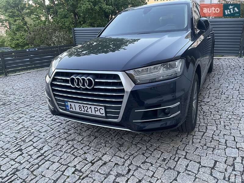 Позашляховик / Кросовер Audi Q7 2017 в Сваляві