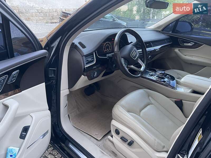 Позашляховик / Кросовер Audi Q7 2017 в Сваляві