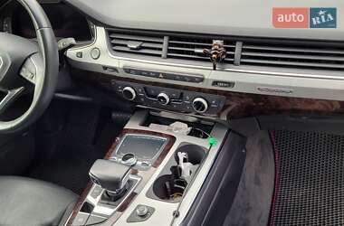 Позашляховик / Кросовер Audi Q7 2018 в 